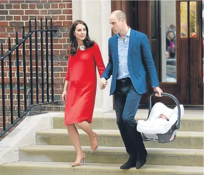  ??  ?? The Duke and Duchess of Cambridge give waiting admirers a first glimpse of their new baby on Monday.