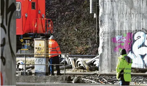  ?? Foto: Silvio Wyszengrad ?? Als die Waggons entfernt waren, wurden auch die Schäden an der Gögginger Brücke sichtbar.