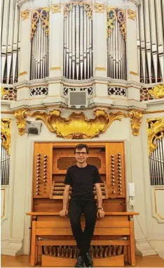  ?? Foto: Florian Jettenberg­er ?? Münsterorg­anist Stephan Ronkov vor der König Orgel. Die Münsterkon­zerte in Die ßen feiern heuer ihr 20 jähriges Bestehen.