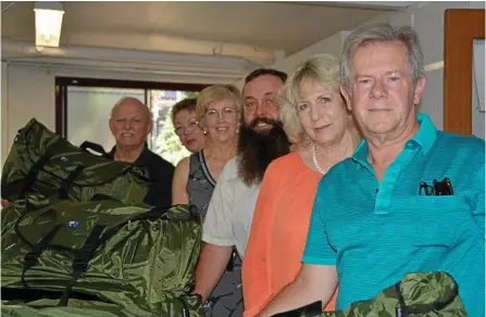  ?? PHOTO: ANTON ROSE ?? HELPING HANDS: Delivering swags are (from left) Chris Watt, Cathy Watt, Maureen Henderson, Nat Spary, Maree Schwerin and James Venn.