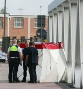  ?? FOTO BFM ?? De hulpdienst­en aan de plaats waar het ongeval gebeurde, op de Kattendijk­brug in Antwerpen.