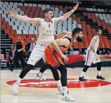  ??  ?? Arturas Gudaitis defiende a Bojan Dubljevic en el Valencia-Milán del pasado 5 de marzo.