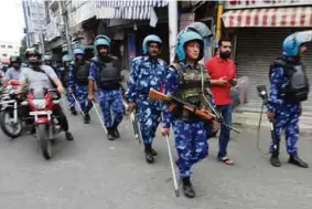  ??  ?? Anggota keselamata­n berkawal di kawasan bandar di wilayah Kashmir.