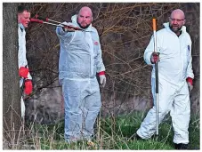  ?? CRAIG CONNOR ?? ■ A police cordon at Aged Miners’ Homes in Brunswick Village close to the underpass with Cranwell Drive, Wideopen. Inset: Forensic officers at the scene