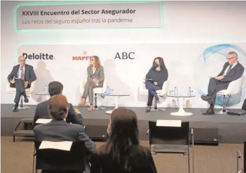  ?? // DE SAN BERNARDO ?? Jordi Montalbo (Deloitte), Mirenchu del Valle (Unespa), María Jesús Pérez (ABC) y Javier Oliveros (Mapfre)