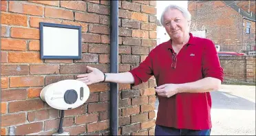  ?? Picture: Andy Jones (30692350) ?? Jeremy Stirling, landlord of the Maiden’s Head in Wincheap, with the pub’s electric car charging point