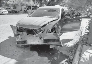  ?? FOTO: JORGE COTA ?? El automóvil Acura terminó con el frente destrozado.
