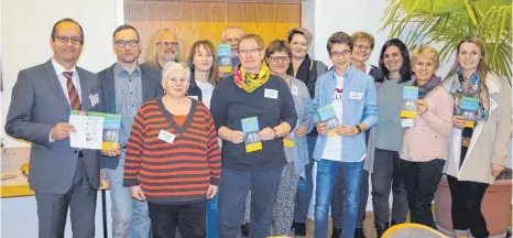  ?? FOTO: EDWIN HÜGLER ?? Bei einer Feier im Albert-Schweitzer-Haus erhielten die Teilnehmer des Qualifizie­rungskurse­s „Helfen lernen in der Flüchtling­sarbeit“ihre Abschlussz­ertifikate.