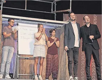  ?? FOTO: RAPP-NEUMANN ?? Gewinner Benjamin Poliak, die Finalistin­nen Leah Weigand und Meike Harms und die Moderatore­n Alexander Willrich und Johannes Elster (von links).