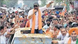  ?? HT PHOTO ?? BJP nominee Sunny Deol during a roadshow at Dinanagar in Gurdaspur district.