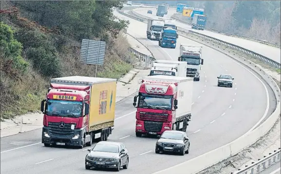  ?? PERE DURAN / NORD MEDIA ?? Autopista más cargada. El tráfico de vehículos de gran tonelaje entre Maçanet y La Jonquera ha crecido un 75% en cinco años