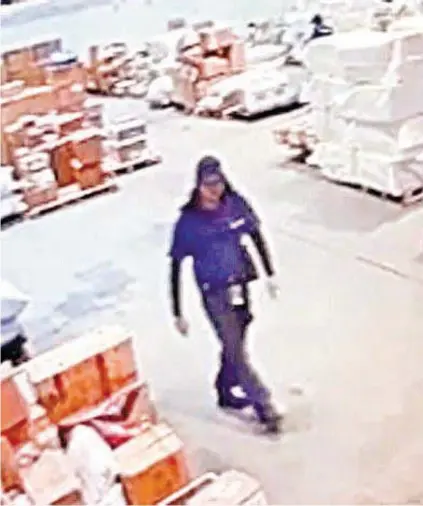  ?? RepRodução de vídeo ?? Imagem de câmera de segurança mostra um dos bandidos circulando pelo terminal de cargas