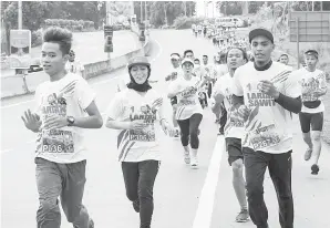  ??  ?? ANTARA peserta yang mengambil bahagian dalam Larian 100 Tahun Industri Sawit di lahad Datu, Sabah.