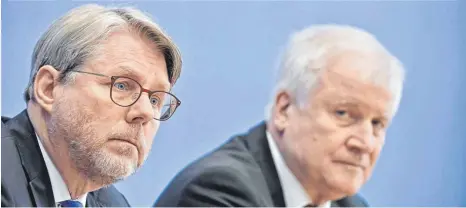  ?? FOTO: AFP ?? Bamf-Chef Hans-Eckhard Sommer (li.) und Innenminis­ter Horst Seehofer haben die neuen Asylzahlen vorgelegt: Sie sinken weiter.