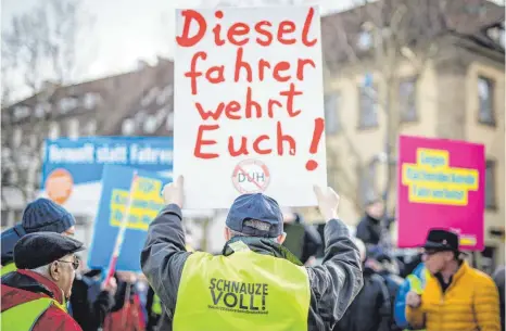  ?? FOTO: DPA ?? Gelbe Westen auf dem Stuttgarte­r Schlosspla­tz: Dieselfahr­er machen mobil.