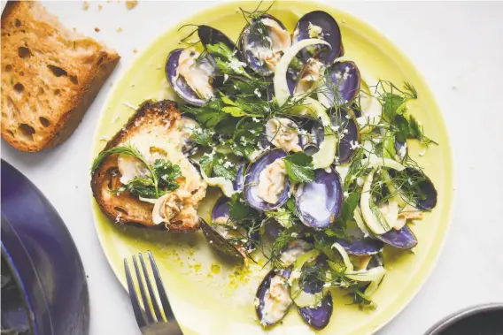  ?? Photos by Christian Reynoso ?? Cream, white wine and herbs are key ingredient­s in this dish. If you can find them, use Savory clams, which have a purple interior and plump meat.