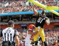  ?? TIM PHILLIS — THE NEWS-HERALD ?? The Steelers’ Jesse James hurt the Browns with two touchdown receptions on Sept. 10.