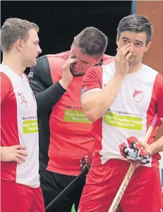  ??  ?? Tränen der Enttäuschu­ng: Trainer Günther Szalek musste Sebastian Haas, Rainer Lorz und Miquel Vila (von rechts) nach dem Aus trösten.