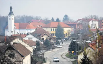  ??  ?? Izbornik slovenske reprezenta­cije Vujović nije znao kako zabaviti igrače, pa se zapitao što raditi u “vukojebini”