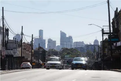  ?? Photograph: Carly Earl/The Guardian ?? Sydney seen from Parramatta road at Stanmore, in the city’s inner west, during a heatwave. Colder temperatur­es are expected to return on Tuesday, the Bureau of Meteorolog­y says.