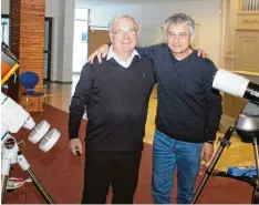  ?? Foto: Jim Benninger ?? Seit 30 Jahren Sternwarte Oettingen im Albrecht Ernst Gymnasium (von links): Ernst Christ und Uwe Bahadir vor Geräten der mobilen Sternwarte.