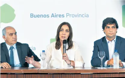  ?? Télam ?? Salvador, Vidal y Lacunza, en la conferenci­a para anunciar la quita de impuestos