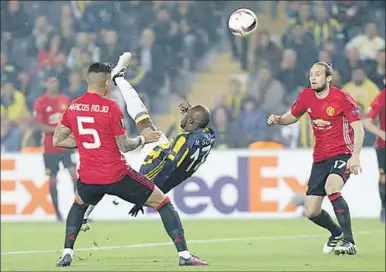  ??  ?? Moussa Sow van Fenerbahçe scoort met een omhaal. (Foto: UEFA)