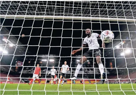  ??  ?? Antonio Rüdiger (r.) kann dem Ball nur noch hinterhers­chauen, als dieser zum zwischenze­itlichen 0:2 im Tor landet.