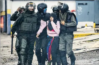  ?? RONALDO SCHEMIDT / AFP ?? La Guardia Nacional detiene a una joven antichavis­ta durante los disturbios de ayer en Caracas