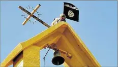  ?? BILD: IS-WEBSEITE ?? Ein Mitglied der Terrormili­z Islamische­r Staat stürzt im Jahr 2015 ein Kreuz von einer Kirche in Mossul (Irak).