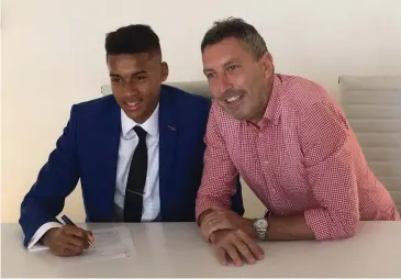  ??  ?? Gavin Bazunu signs his Man City contract alongside academy director Jason Wilcox