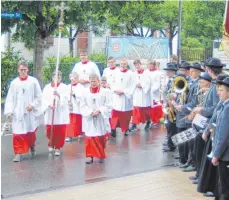  ?? FOTO: FOTO: YVONNE GIWITSCH ?? Der Musikverei­n begleitete die Geistliche­n und die Ministrant­en zur Kirche.