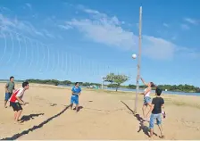  ??  ?? Las actividade­s deportivas en la playa están suspendida­s.