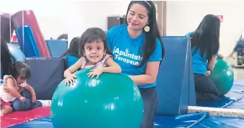  ??  ?? EJEMPLAR. Zoe Rápalo (de 4 años) es conocida como “la modelo” en el centro Teletón de San Pedro Sula. Su carisma llena de alegría a los terapeutas y demás niños del Crit.