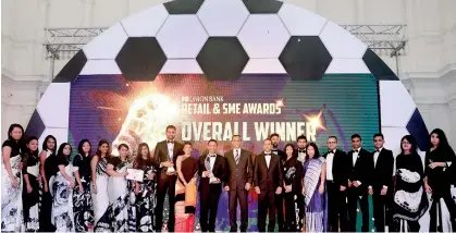  ??  ?? Winner of the Best Branch of the Year 2017 Award - Head Office Branch (Centre) with Director/ceo Indrajit Wickramasi­nghe, Retail Banking Vice President Chaya Jayawardan­e, Wholesale Banking Vice President Hiranthi de Silva, Branch Network Assistant Vice...