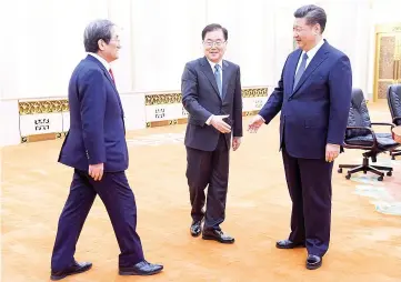  ?? — Reuters photo ?? (From right) Xi meets with Chung and South Korean Ambassador to China Noh Young-min at the Great Hall of The People in Beijing.