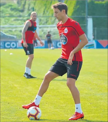  ??  ?? ACEPTA EL RETO. Pedro Mosquera seguirá en el Depor para intentar devolver al equipo a Primera.