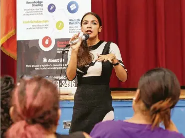  ?? G. Ronald López / TNS ?? Alexandria Ocasio-Cortez, la joven de origen puertorriq­ueño ganadora en las primarias del Partido Demócrata y una de las nuevas caras de la política estadounid­ense, habla durante un evento en el Bronx.