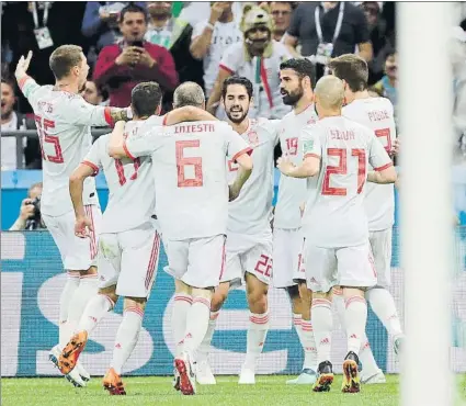  ?? FOTO: JA SIRVENT ?? Celebració­n Los jugadores felicitan a Diego Costa después del afortunado gol que le dio la victoria a España ante Irán