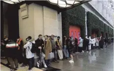  ?? FOTO: N. HALLE'N/AFP ?? Schlangest­ehen in Zeiten von Corona bei Selfridges in London.