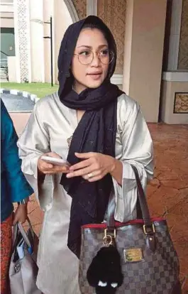  ??  ?? Ezlynn ketika hadir ke Mahkamah Rendah Syariah Kuala Lumpur bagi prosiding perceraian­nya, semalam.