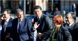  ??  ?? Tour siciliano Il premier Matteo Renzi ieri nell’isola