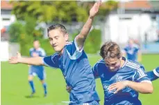  ?? FOTO: CHRISTIAN METZ ?? Torjäger Michael Fäßler (links) und Marcel Heinrich vom TSV Eschach wollen endlich über den ersten Heimsieg jubeln.