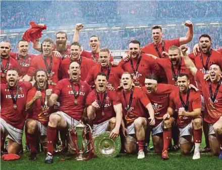  ?? REUTERS PIC ?? Wales celebrate winning the Six Nations Championsh­ip after beating Ireland 25-7 on Saturday.