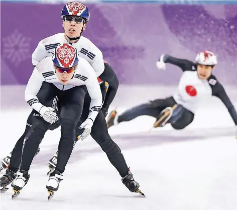  ?? FOTO: IMAGO ?? Rasant auf der Strecke: Die Südkoreane­r Kwak Yoongy (vorne) und Lim Hyojun im 5000-Meter-Rennen – der Konkurrent aus Japan fliegt aus der Bahn.