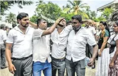  ?? GETTY ?? Trauer und Zorn: Teilnehmer einer Beerdigung in Negombo.