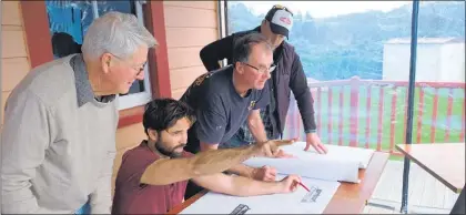  ?? PHOTO / MELANIE CAMOIN. ?? Athenree Homestead trustee Peter Robertson (left) and chairman Martin Rapley (right) met up with Waihi architect Kyle Anaru and Ian McConnochi­e of Athenree Builders to discuss the restoratio­n plans.