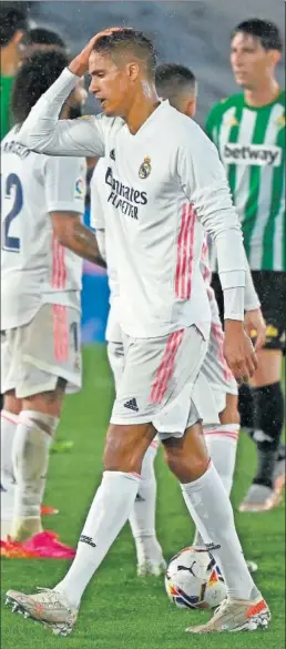  ??  ?? Varane se lamenta por el empate al término del partido con el Betis.