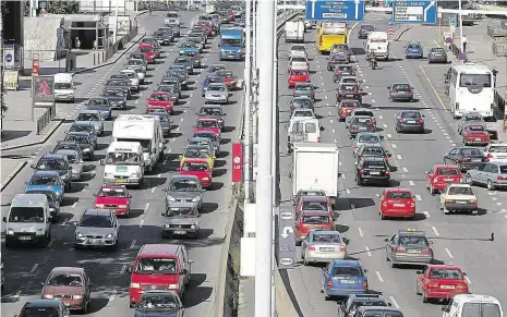  ?? Foto: Robert Rambous, MAFRA ?? Doprava Ke zvyšování teploty, alespoň té pocitové, podle meteorolog­ů přispívá i hustá automobilo­vá doprava. V období veder se tak může Pražanům subjektivn­ě zdát, že je až o pět stupňů více, než je reálná teplota na teploměru.