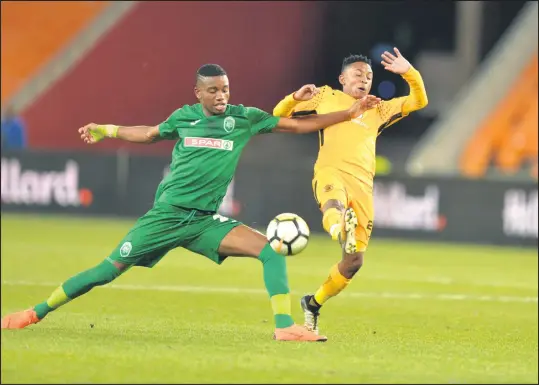  ?? ISITHOMBE NGABE: GALLO IMAGES ?? U-OVIDY Karuru wamaZulu FC ebhekene noPule Ekstein weKaizer Chiefs emdlalweni we-Absa Premiershi­p ophele ngo-0-0 ingekho efuna ukugoba uphondo ngoMgqibel­o kusihlwa eFNB Stadium, eGoli.